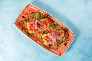 Brusketi sa pršutom i paradajzom