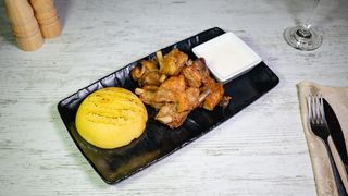 Carne la garnita de porc Black Angel