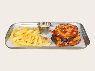 Хала-бургер з яловичиною, чилі та соусом тхіна-айолі (400g)