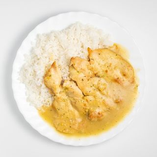 Pureći naravni odrezak na žaru i prilog pomfrit