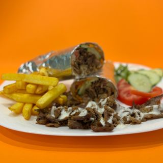 Piadina con kebab e patatine