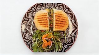 Sendvič sa sporo pečenom junetinom u domaćoj bublici