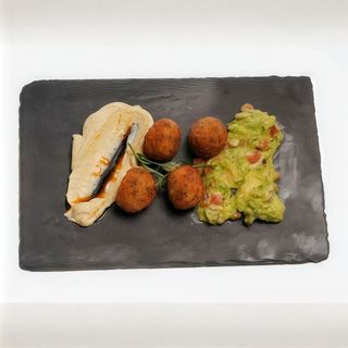 Кюфтенца от киноа с хумус, авокадо дип (180гр)