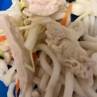 Udon con verdure e pollo e salsa di soia