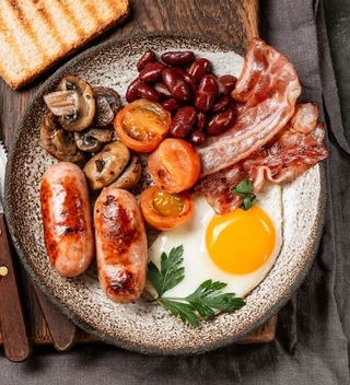 Pechugas con huevos y bacon