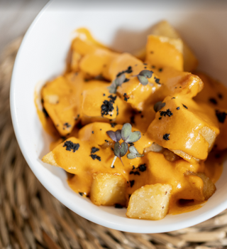 Patatas Nuevas con emulsión de salsa brava
