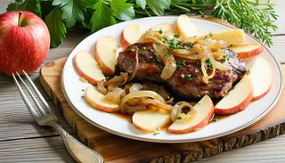 Wątróbka drobiowa z jabłkiem i cebulą