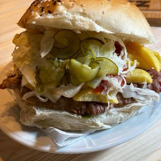 Hamburger cu carne, șuncă și cașcaval