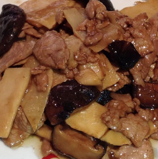 Cerdo Con Bambú Y Setas