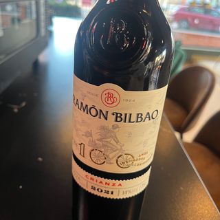 Botella de vino tinto D.O Rioja Crianza.