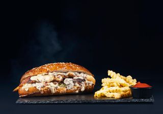 ქათმის სენდვიჩი ბეკონით და სოკოს სოუსით (+ ფრი და კეჩუპი)