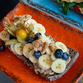 Tostada De Mantequilla De Cacahuete Y Plátano