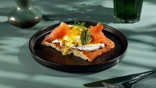 ბენედიქტი შებოლილი ორაგულით და სურნელოვანი კარაქით