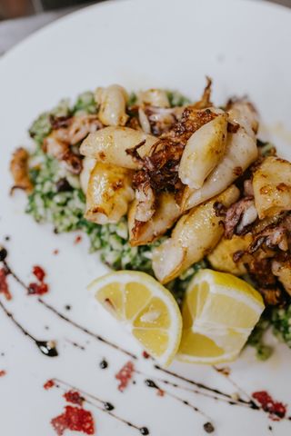 Grilovane lignje na vijencu od riže i špinata