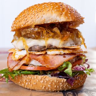 DOUBLE DENNYS BURGER CON PAPAS