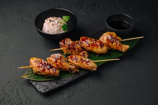 Yakitori din aripioare de pui, orez și sos 