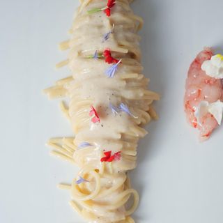 Spaghetto cacio e pepe con tartare di gambero rosso