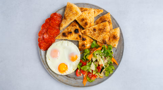 Doručak sa jajima i kulenom