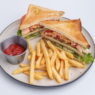 Клаб-сэндвич с рваной говядиной 