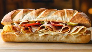 Panino con cotoletta e patatine