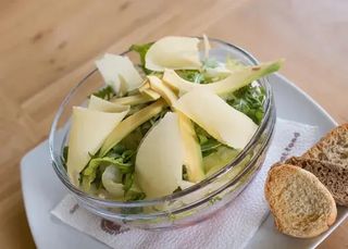 Салата с авокадо и белен домат (350г)