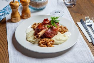 Ciolan afumat cu cartofi piure, varză  călită și sos de hrean