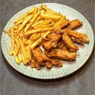  Coaste de pui in crusta fina servite cu cartofi prajiti si smantana cu usturoi