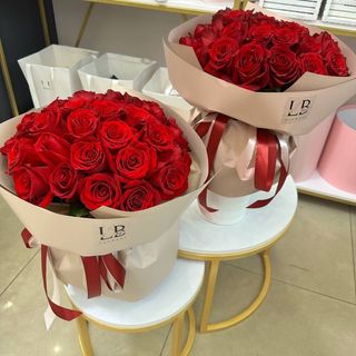 35 червоних троянд