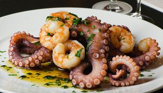 Sote de caracatiță și creveți la cuptor