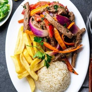 Lomo Saltado + 1 Ají Amarillo