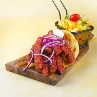 Ćevapi na domaćoj tortilji sa kajmakom