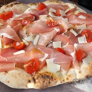 Focaccia caprese in teglia