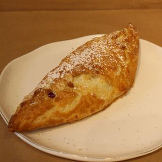 Bułka w cieście francuskim serek, czarna porzeczka