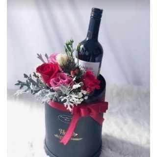 ღვინო და ყვავილები (ბოქსის კომპოზიცია)