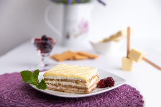 Portie tort Crema de Zmeura si ciocolata alba belgiana