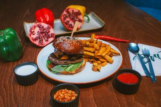 Burger de vita cu cartofi prajiti