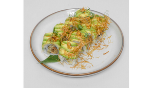 Uramaki z warzywami w tempurze z awokado 8 szt.