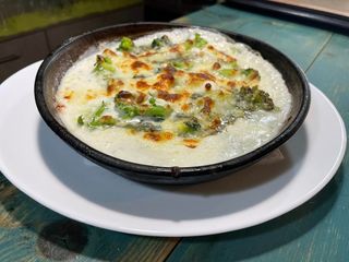 Запечени броколи със сирена и сметана (300г)