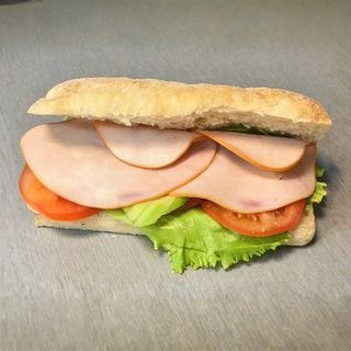 Сандвич с прясно изпечена чабата, пуешко филе и кашкавал