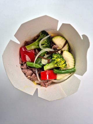 MiniBox ze smażoną wołowiną i warzywami