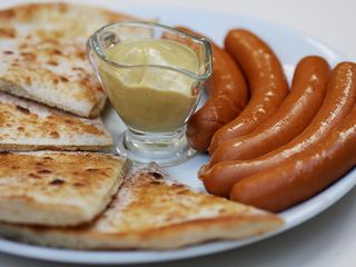 Винервурст с прясно изпечено хлебче (300г)