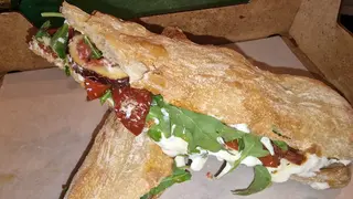 Bocadillo De Stracciatella Con Tomate Seco