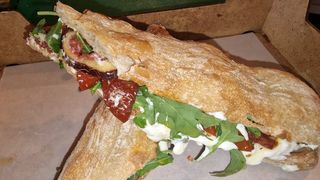 Bocadillo De Stracciatella Con Tomate Seco