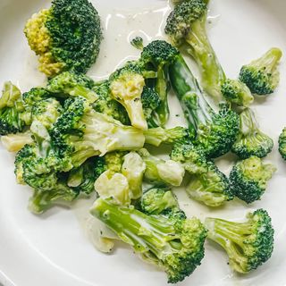 Брокколи в сливочном соусе