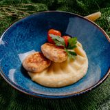 Chiftele din somon și cod cu piure de cartofi și roșii marinate