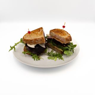 Kanapka ze słodko-kwaśnym burakiem