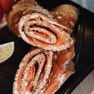 ბლინები ორაგულით და კრემ-ყველით