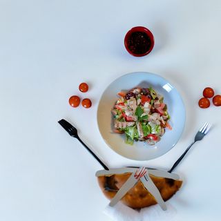 Salata cu piept de pui la grill, sos yogurt  si lipie