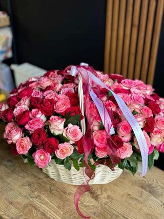 ფერადი ვარდები კალათით