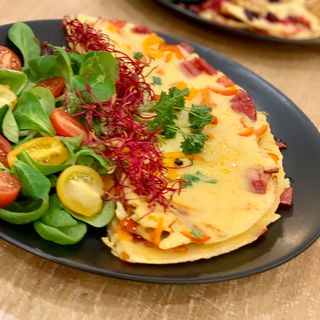 Omlet z chorizo, papryką i szczypiorkiem